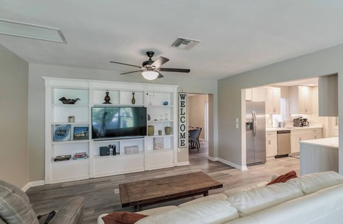 Melbourne House | Central Melb Accessible 5bd/3ba Pool-Sleeps 14!