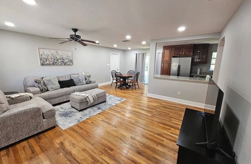 June Park House | Centrally located 2-bedroom house in pleasant Melbourne / West Melbourne