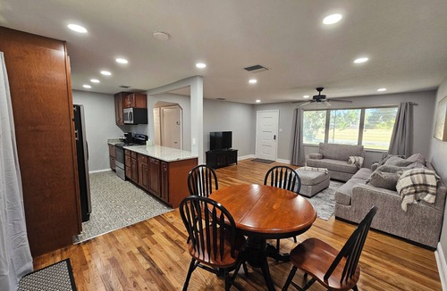 June Park House | Centrally located 2-bedroom house in pleasant Melbourne / West Melbourne