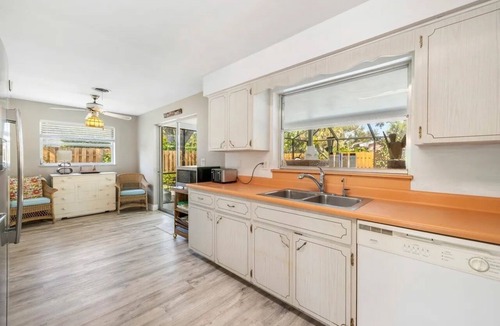 Central Beach House | Centrally located 2 Bdrm on Orchid Island, Private Pool, Walk to Beaches & Parks