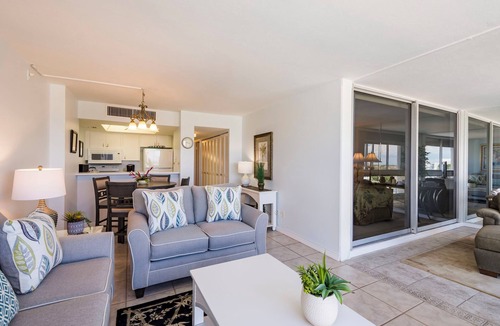 Siesta Key Cottage | Charming 1/1 condo at Palm Bay Club in Sarasota, with stunning east views.