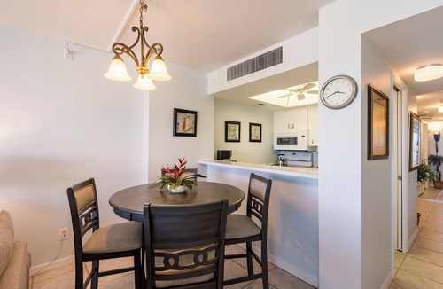 Siesta Key Cottage | Charming 1/1 condo at Palm Bay Club in Sarasota, with stunning east views.