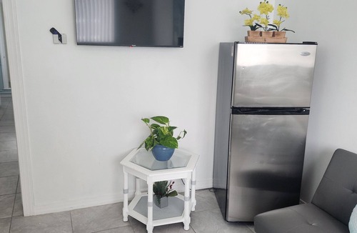 Greenacres Apartment | Charming 1-bedroom apartment with AC, WIFI in amazing Palm Beach next to Airport
