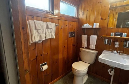 West Eaton Hotel | Charming 1-bedroom hotel room in vibrant Hamilton - #339 Dekonawada