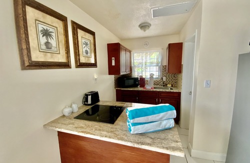 Sarasota Apartment | Charming 1 Bedroom Unit Across from Lido Key Beach