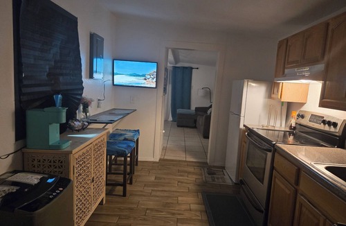Inwood House | Charming 1-bedroom guesthouse with pool view WiFi and AC in Winter Haven
