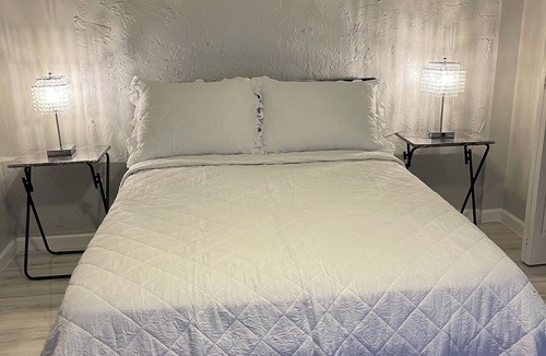Tamarac House | Charming 1-bedroom with private entrance Tamarac.