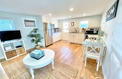Southgate Apartment | Charming 1BR Pinecraft Vibes, Beach Nearby