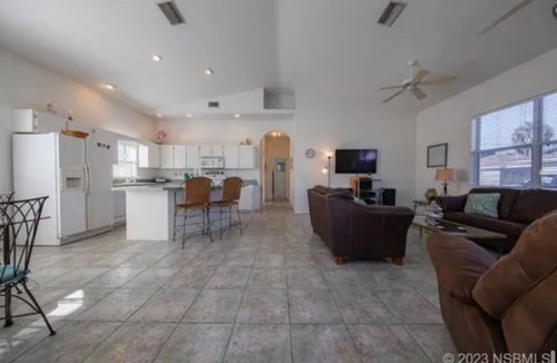 Boardwalk House | Charming 2-bedroom house in wonderful New Smyrna Beach with WiFi, AC