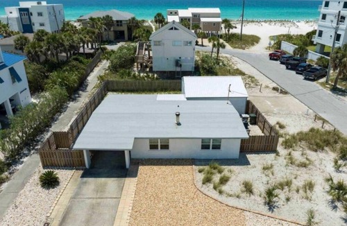Villa Primera House | Charming 2-bedroom house with Wi-Fi, Washer, Dryer, and Pool in Pensacola Beach.