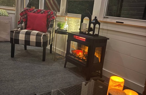 Town of Webb Cottage | Charming 2-bedroom cottage within walking distance of the lake and all the shops