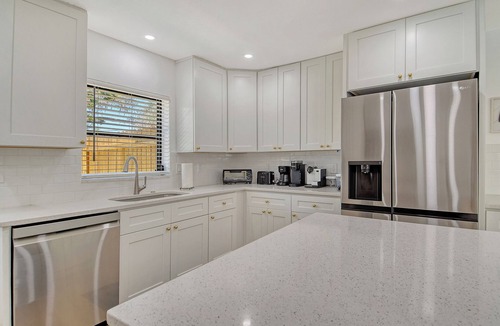 Laurel House | Charming 2 bedroom & office-minutes from the Beach- freshly renovated with pool!