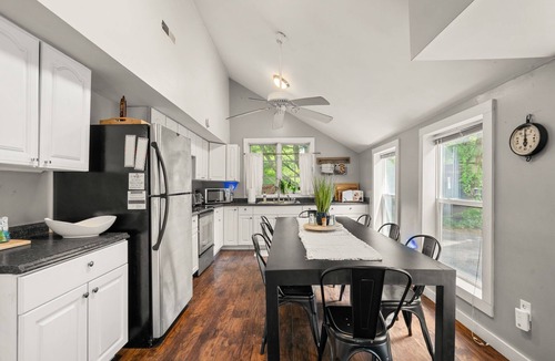 Kingston Other | Charming 2-bedroom farmhouse with WiFi and AC in fabulous Bloomington