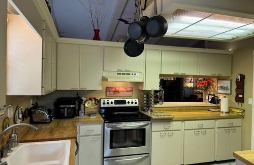 Bayou Oaks Villa | Charming 2-bedroom villa with AC and WiFi in Sarasota