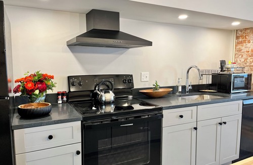 Buckland Apartment | Charming 3-Bedroom Family Retreat, DOWNTOWN Shelburne Falls. Walk to Everything!