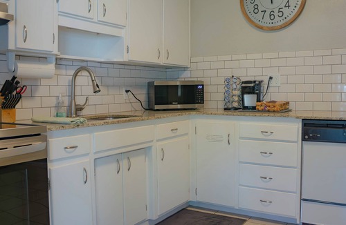 St. Petersburg House | Charming 3-bedroom house with WiFi, AC in brilliant St. Petersburg
