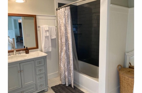 Burton House | Charming 3 Bedroom Home Beaufort SC Close to Downtown and Parris Island Sleeps 8