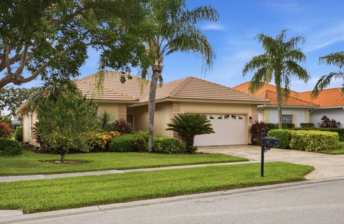 Falcons Glen House | Charming 3-BR Home in Lely Resort - With Golf Course Views and Player's Club!