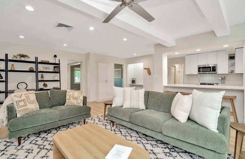 Carrollwood House | ‼️Charming 4BR Tampa Escape w/Pool & Game room