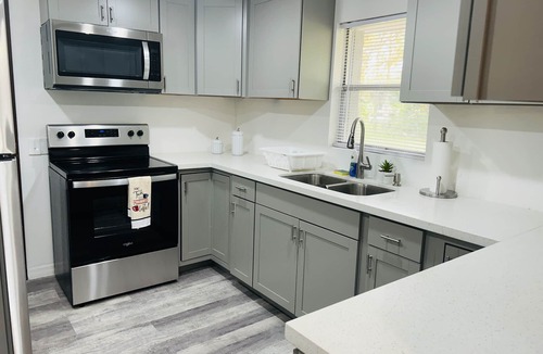 Moore Haven House | Charming and cozy cottage on the banks of the Caloosahatchee River& Lake O