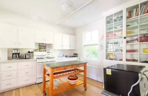 West Cornwall House | Charming and relaxing 4b farmhouse group getaway - across from covered bridge