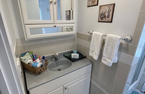 Branford Center Apartment | Charming Apartment on the Same Block as Beach