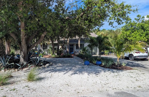 Sarasota House | Charming Beach Cottage on Lido Beach.walk to the beach and St Armand's Circle