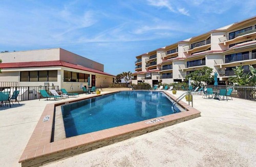 Bradenton Condo | Charming condo waccess to shared pool, riverwalk & close to Island Ferry