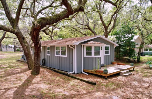 Odessa Cottage | Charming cottage in old Florida Odessa lake community with AC, WiFi, kayak