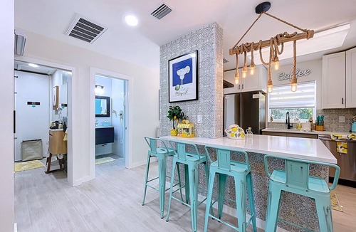 Ilexhurst Cottage | Charming Ground Level Resort Style 3unit condo unit B a few steps from the beach