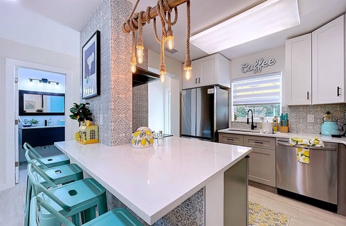 Ilexhurst Cottage | Charming Ground Level Resort Style 3unit condo unit B a few steps from the beach