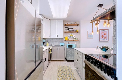 Ilexhurst Cottage | Charming Ground Level Resort Style 3unit condo unit B a few steps from the beach