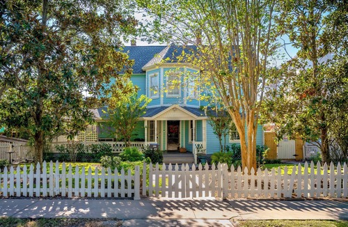 Bradenton House | Charming Historic Resort, pool,bar,Grill,close AMI.