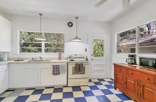 Indian Beach Sapphire Shores House | Charming Indian Beach Sapphire Shores 1920's Home