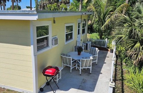 Moore Haven House | Charming Pet Friendly 3-bedroom 1- Bath house with WiFi & AC in Moore Haven