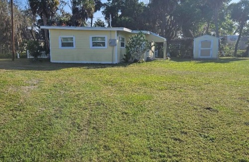 Moore Haven House | Charming Pet Friendly 3-bedroom 1- Bath house with WiFi & AC in Moore Haven