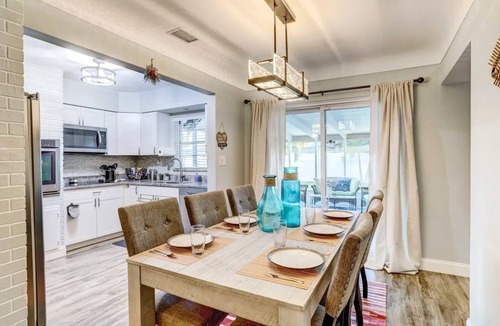 South Pinellas Community Council House | Charming private bungalow w/hot tub near beaches 3BR