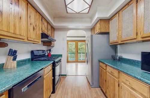 Marshall House | Charming Riverfront House with Full Kitchen, Wifi, and Central AC | Dog-Friendly