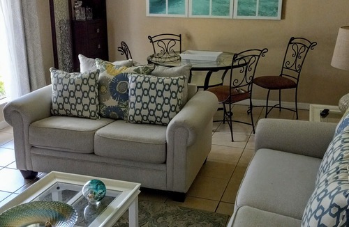 Disston Heights House | Charming single family house close to beaches, downtown, restaurants, nightlife.
