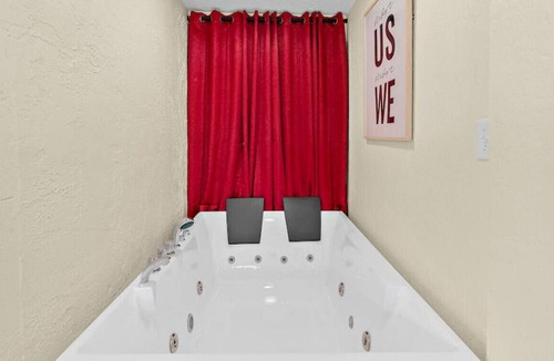 South Patrick Shores Apartment | Charming Studio - Two Person Jet Tub - Walk to the Beach