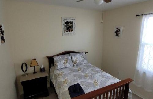 Countryway Villa | Charming Vacation House 3Be 2Ba Solar heated pool