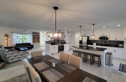 Sarasota House | Cheerful 3 bedroom,resurfaced pool home. 15 minutes from Siesta Beach. Remodeled