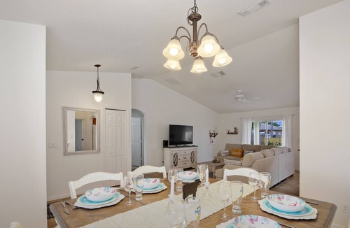 Port Saint Lucie House | Cheerful and Romantic Beechwood Retreat