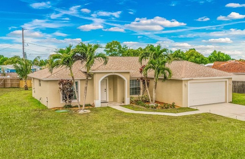 Port Saint Lucie House | Cheerful and Romantic Beechwood Retreat