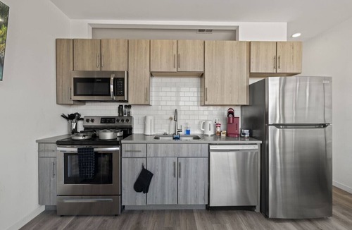 Poplar Apartment | Chic 1BR Old City Apt with King Bed, City View, and Gym