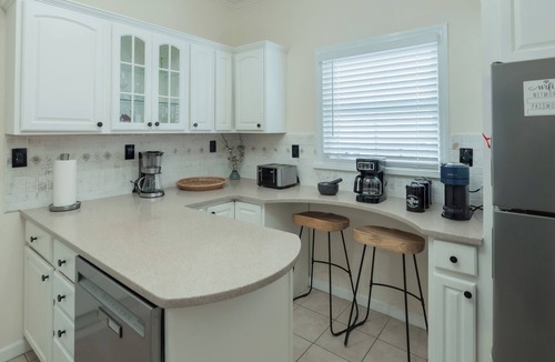 The Heights Apartment | Chic & Comfortable 1 bed apt with Parking. Walking distance JSQ path. Sleeps 4.
