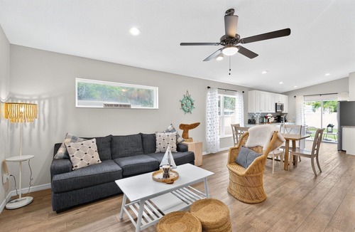Central Sarasota House | Chic downtown gem-The cocoanut hut , hot tub and bbq night