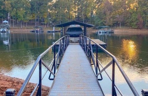 Townville House | Chic House w/Private Dock on Lake Hartwell!