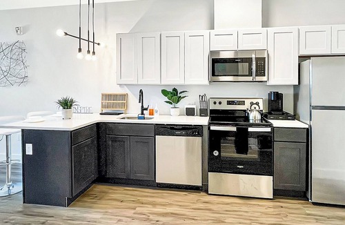 Elizabeth Apartment | Chic King 1BR Near NYC & MetLife
