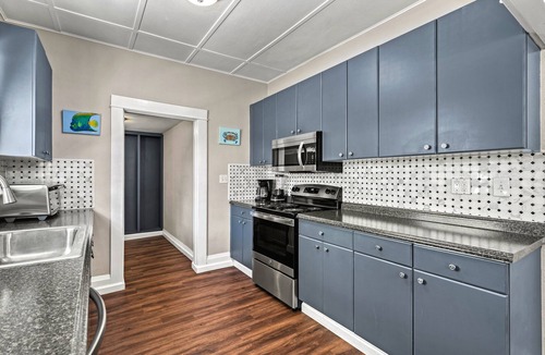 Gillespie Park House | City Cottage | Heated Cocktail Pool, Tiki Bar & Walk to City of Sarasota